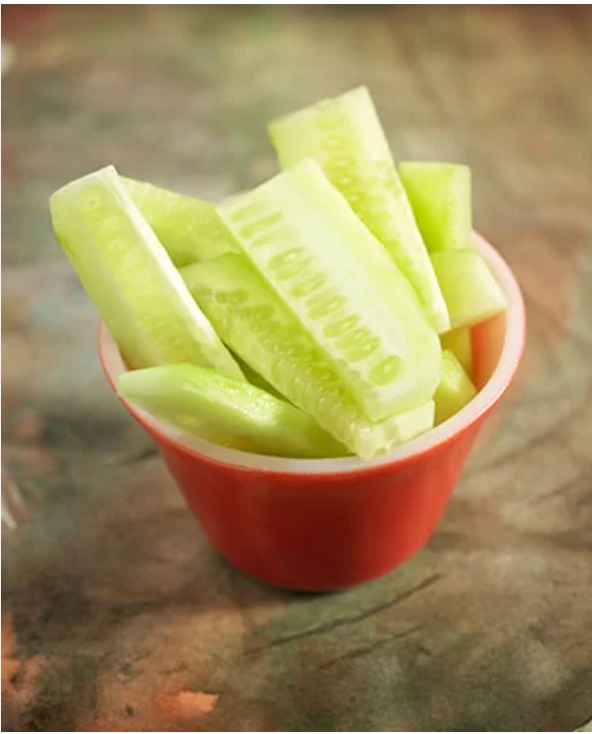 Pepino con sal, aceite y vinagre acompañado de merluza con ajo y limón